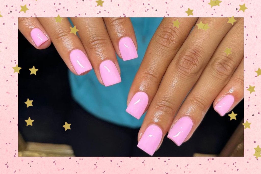 Montagem com o fundo rosa e detalhe de estrelas douradas nas bordas com a foto de unhas pintadas de rosa claro no centro.