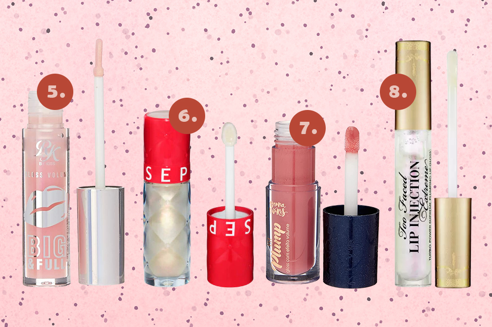 gloss-labial-efeito-volume-02 Montagem em fundo rosa com bolinhas com quatro opções de glosses labiais que prometem dar efeito volumoso