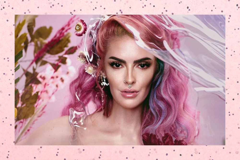 Karen Bachini em montagem com fundo rosa de bolinhas