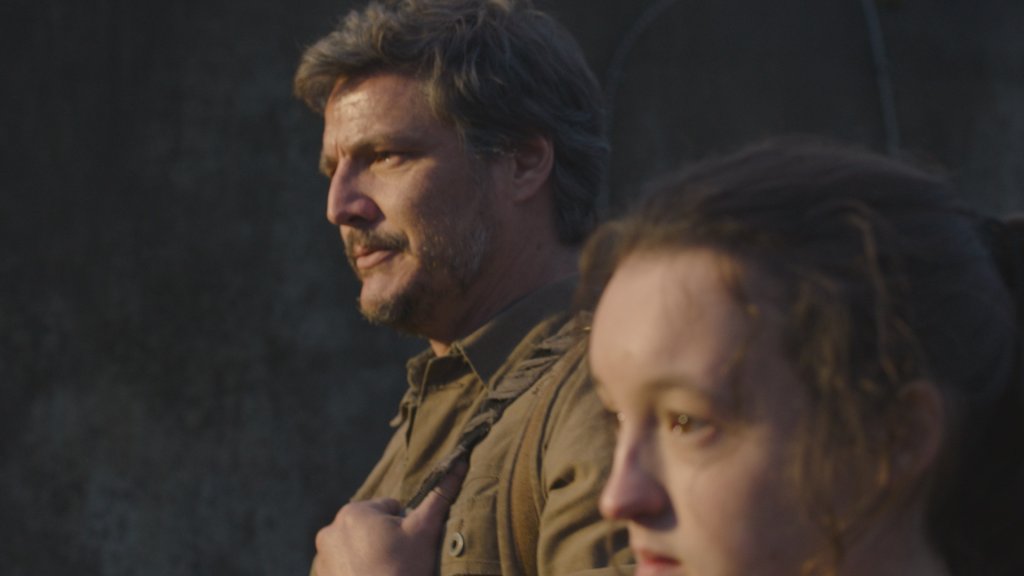 Do lado esquerdo, Pedro Pascal (Joel) e direito Bella Ramsey (Ellie)