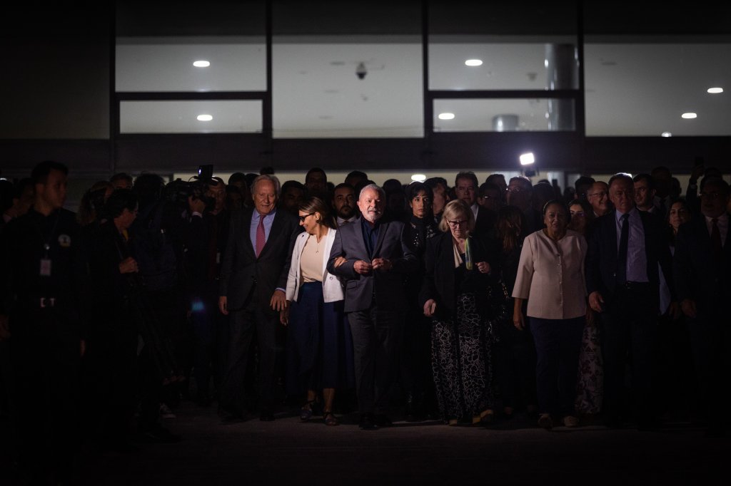 Lula faz caminhada histórica pela democracia e afirma: “Golpe não vai ter”