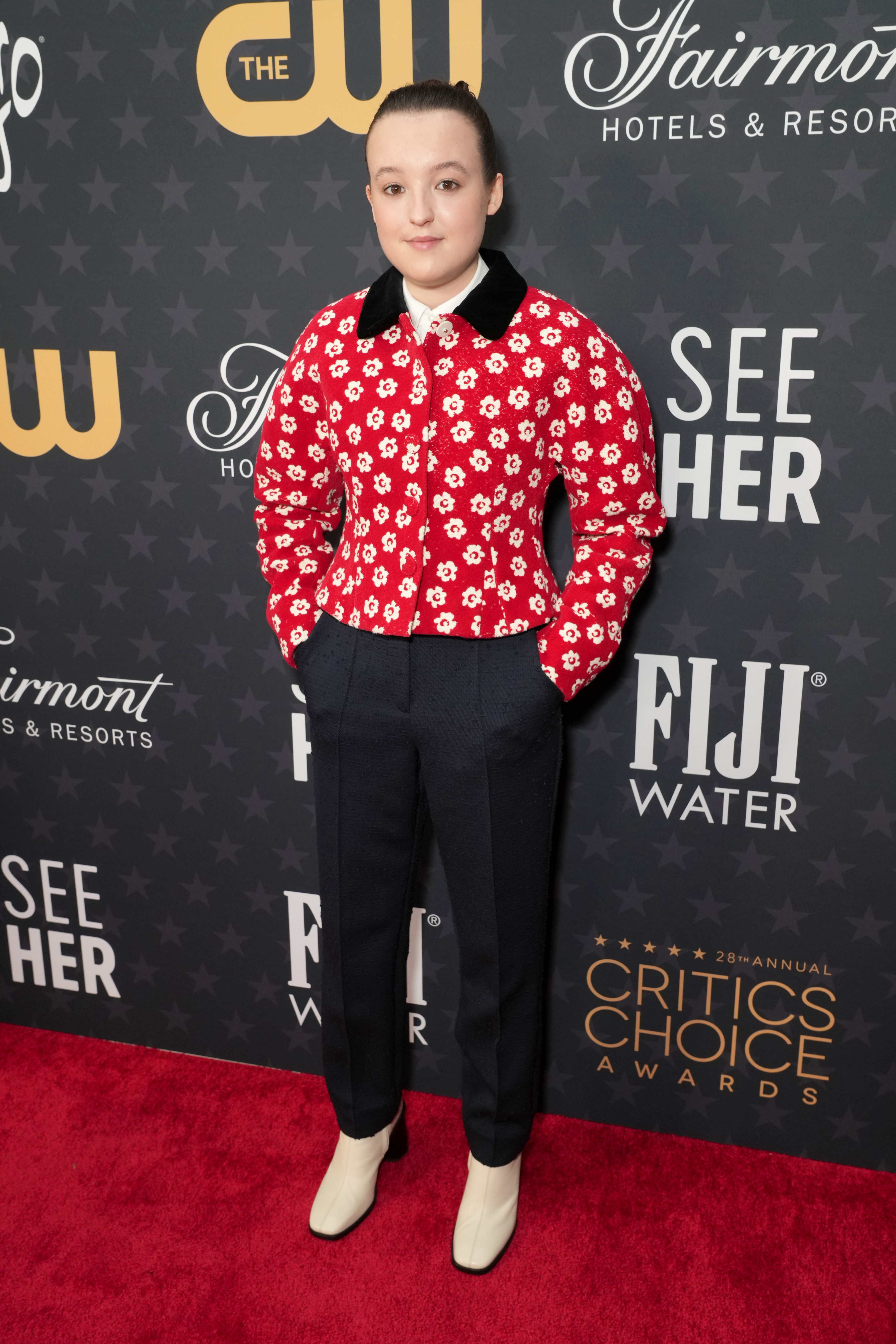 Look Bella Ramsey no tapete vermelho do Critics Choice Awards 2023