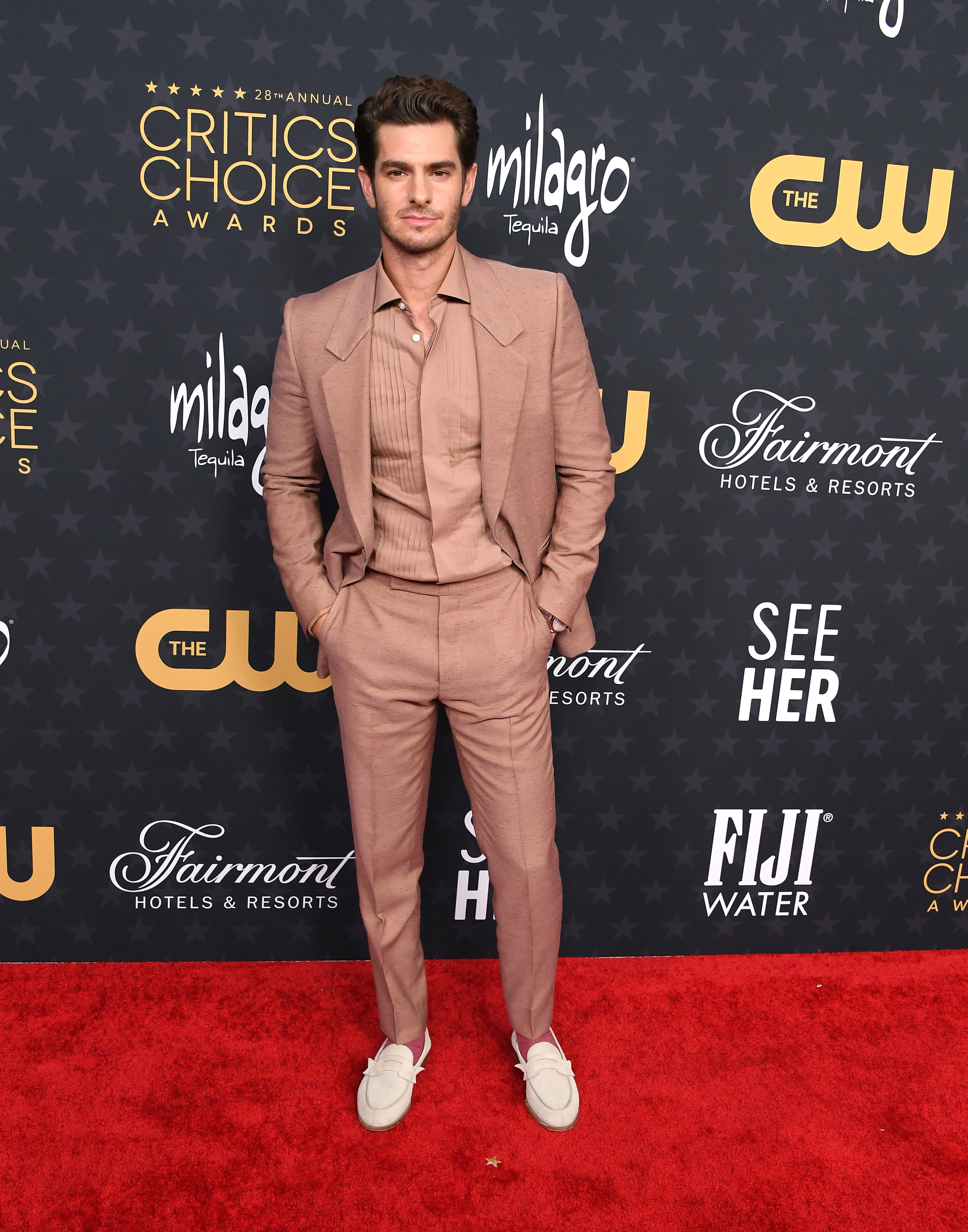 Look Andrew Garfield no tapete vermelho do Critics Choice Awards 2023