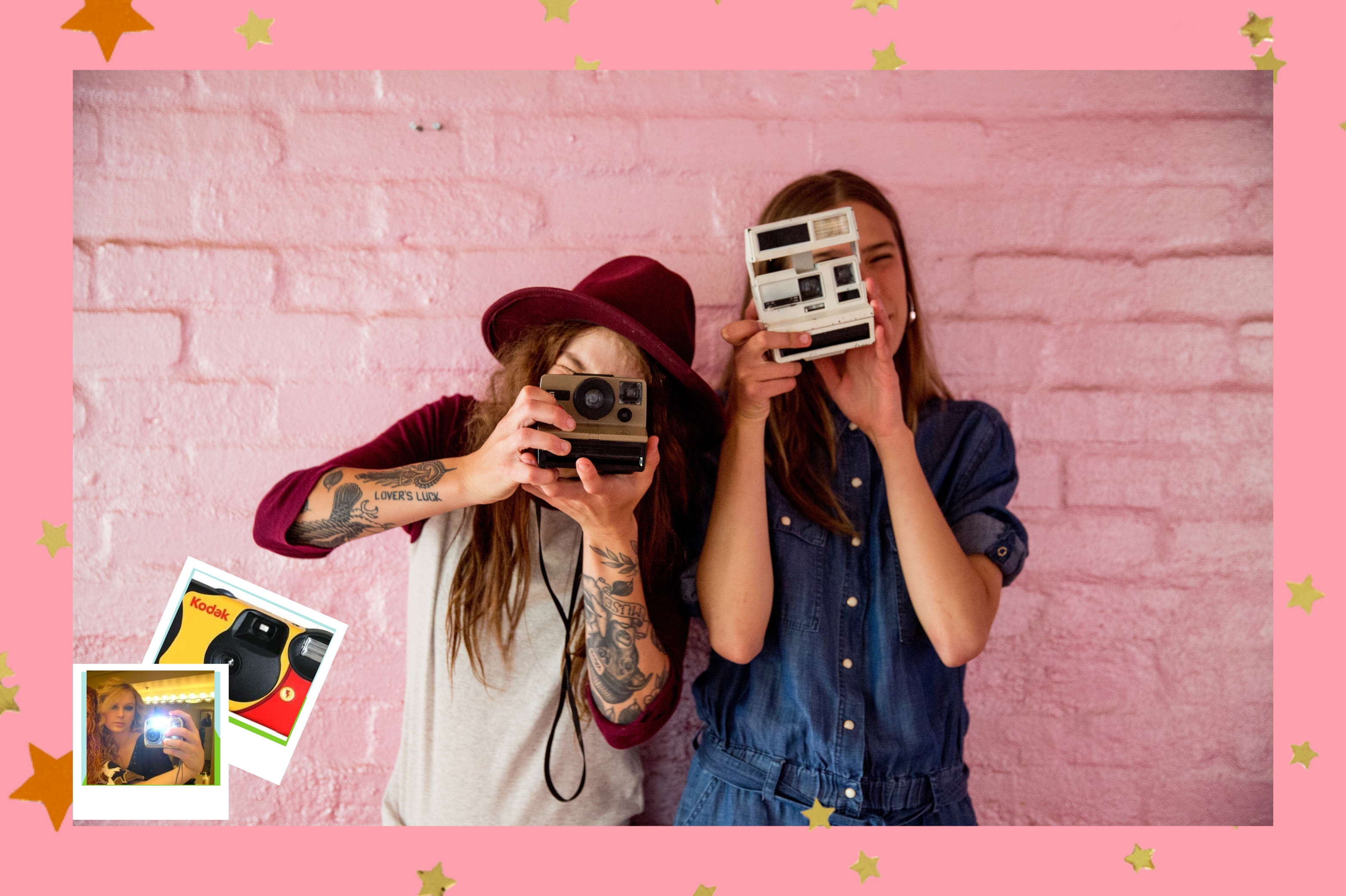 duas meninas com câmeras fotográficas