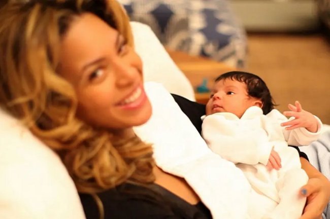 blue-ivy Beyoncé com Blue Ivy no colo, ainda na maternidade