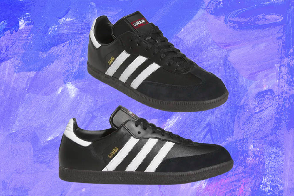jenna-ortega-tenis-samba-adidas- Tênis Adidas Samba preto de couro em fundo azul