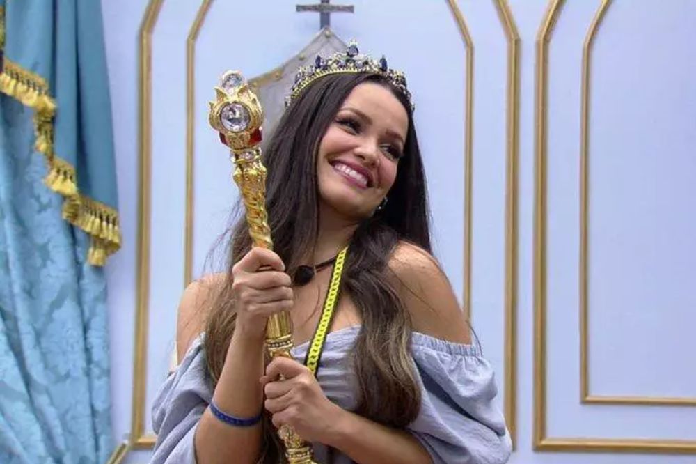 Juliette, no BBB21; ela está sorrindo enquanto usa uma coroa no quarto do líder