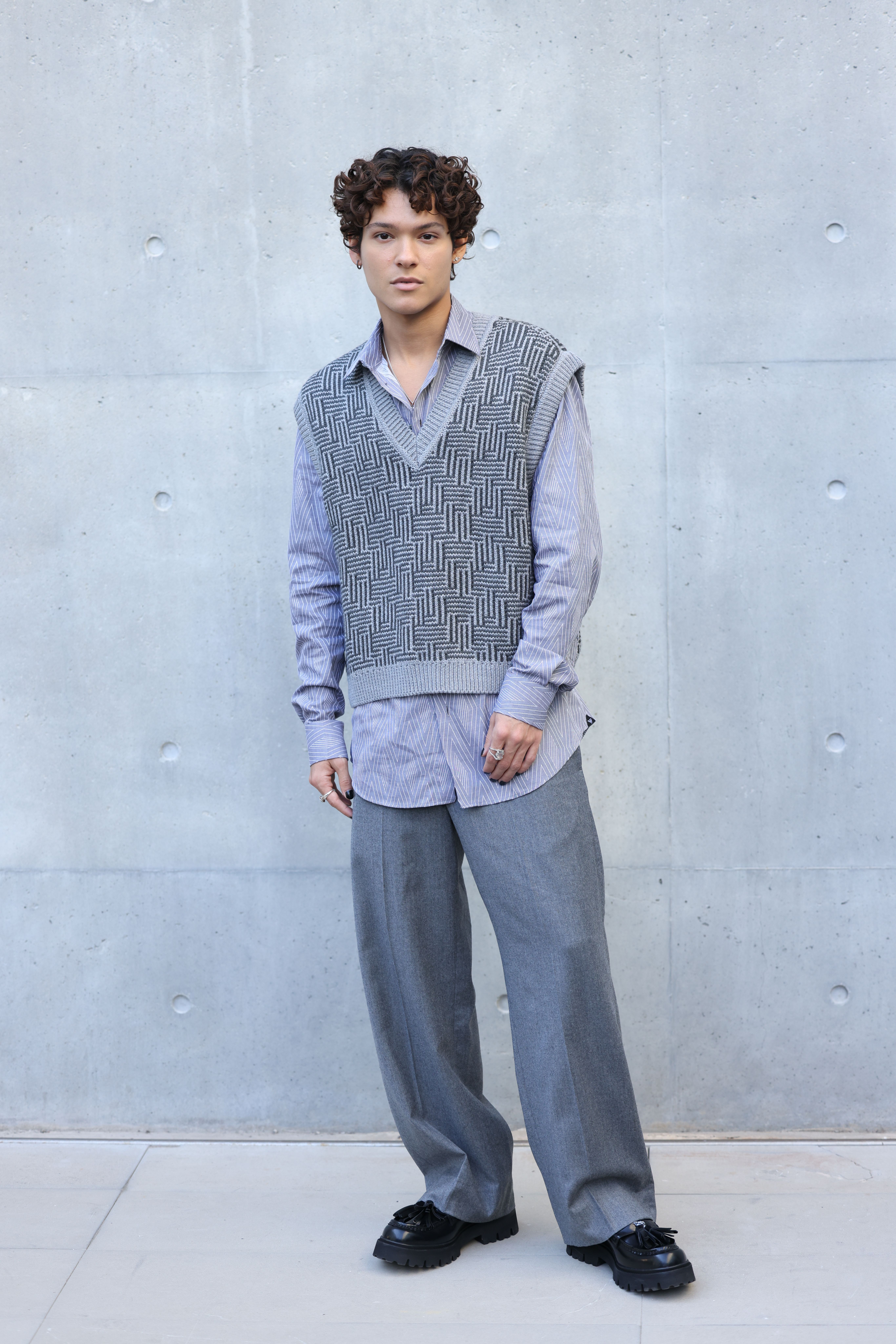 Emporio Armani – Front Row – Milan Fashion Week Womenswear Spring/Summer 2023 Omar Rudberg no desfile da Emporio Armani na semana de moda de Milão em setembro de 2022 usando look cinza com colete de tricô por cima de camisa, calça de alfaiataria e oxford preto