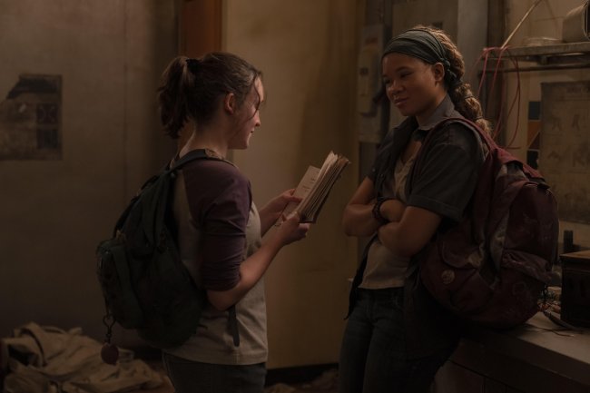 Bella Ramsey e Storm Reid em The Last of Us Uma garota lê uma piada para outra, em sua frente