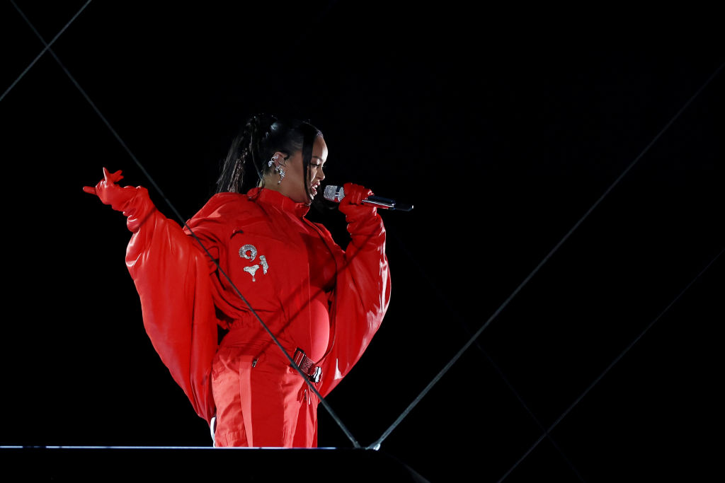 Rihanna grávida? Cantora eletriza gramado do Super Bowl e levanta suspeita