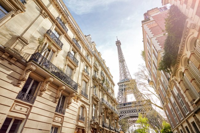 The Last of Us, Wandinha e mais destinos de viagem baseados em séries Vista da Torre Eiffel em meio a prédios bem parisinaos