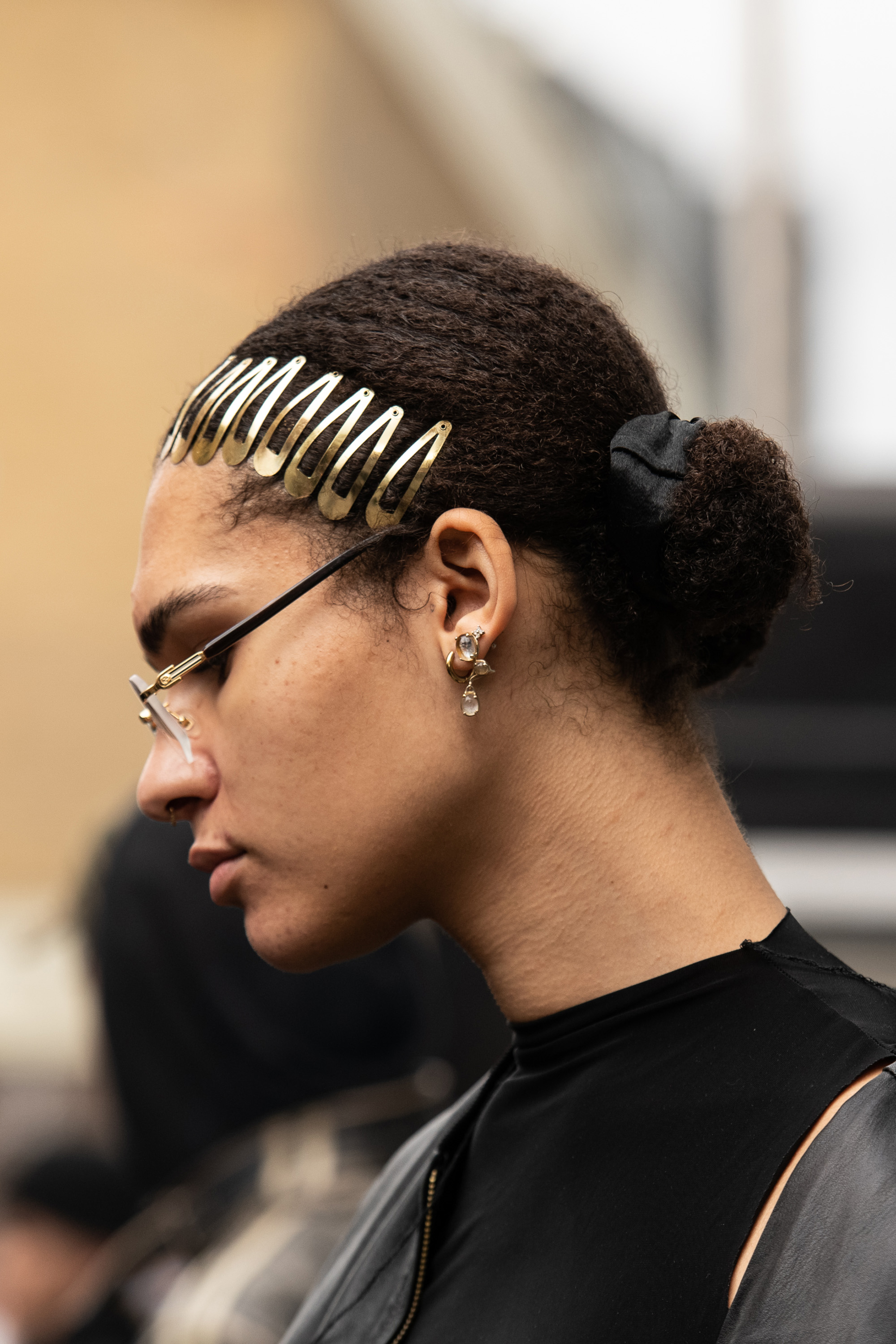 Street Style – LFW February 2023 Pessoa usando presilhas metalizadas douradas no cabelo em look do street style da semana de moda de Londres