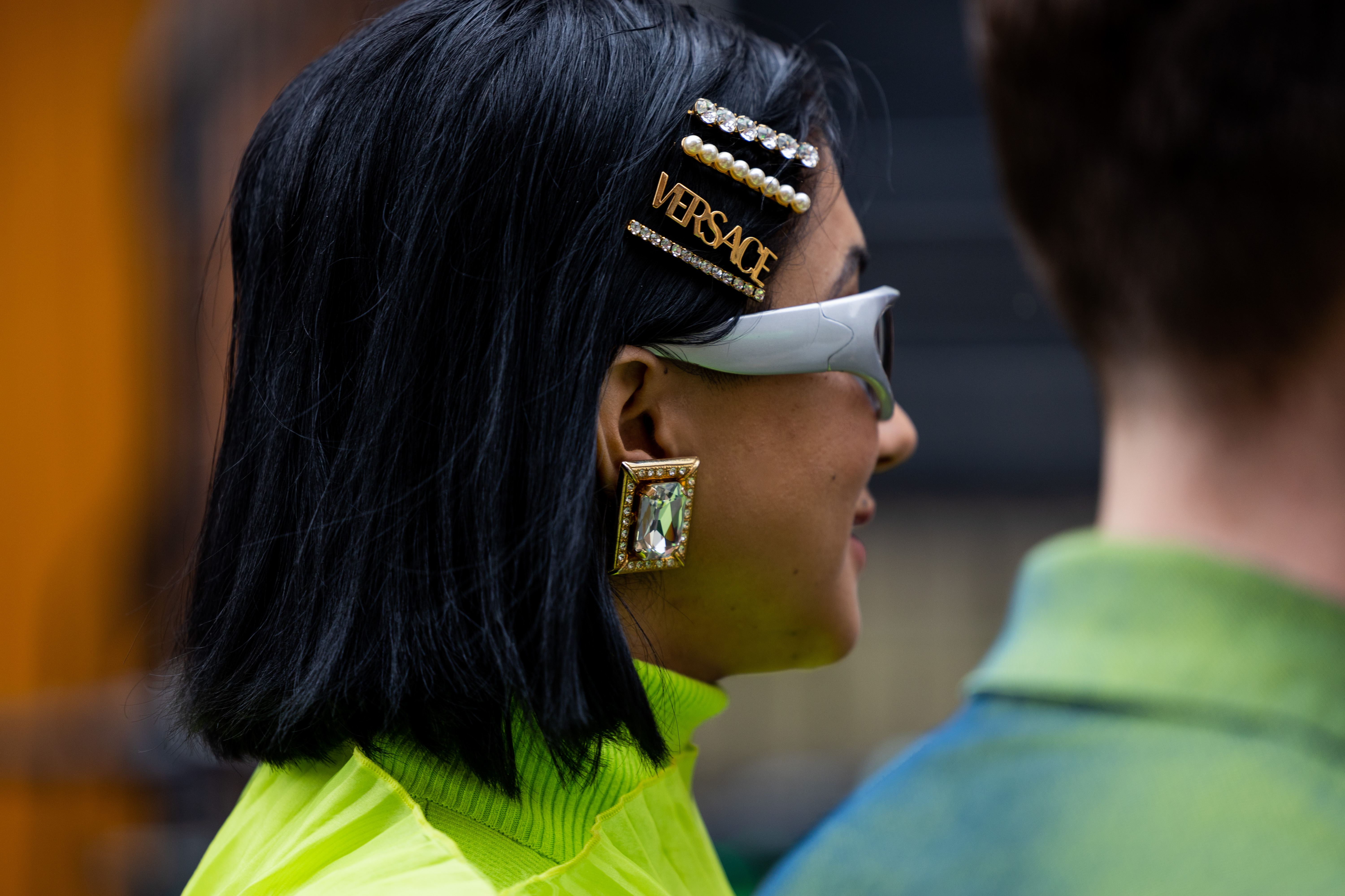 Street Style – LFW February 2023 Grampos no cabelo no street style da semana de moda de Londres
