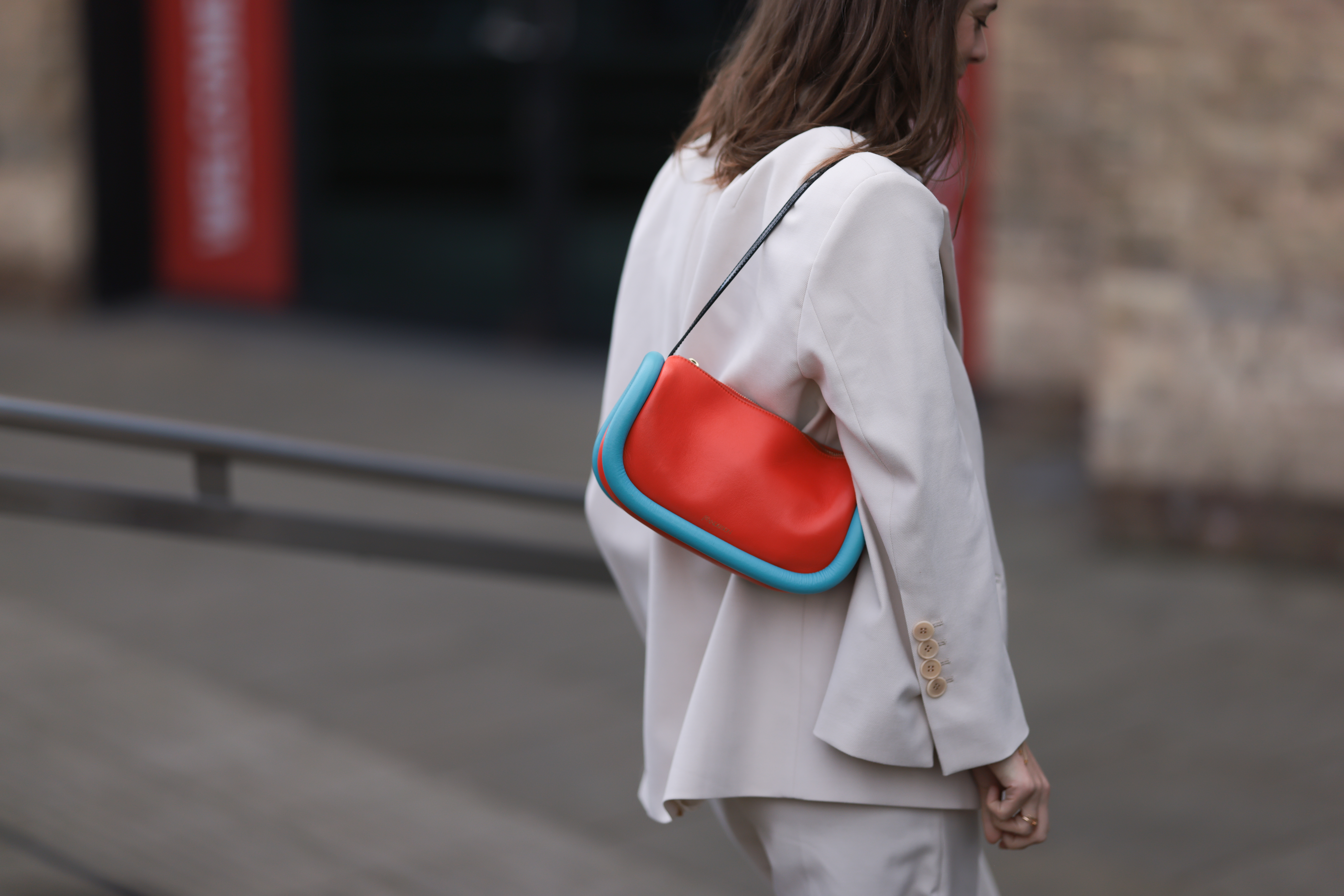 Street Style – LFW February 2023 Look com bolsa JW Anderson na semana de moda de Londres