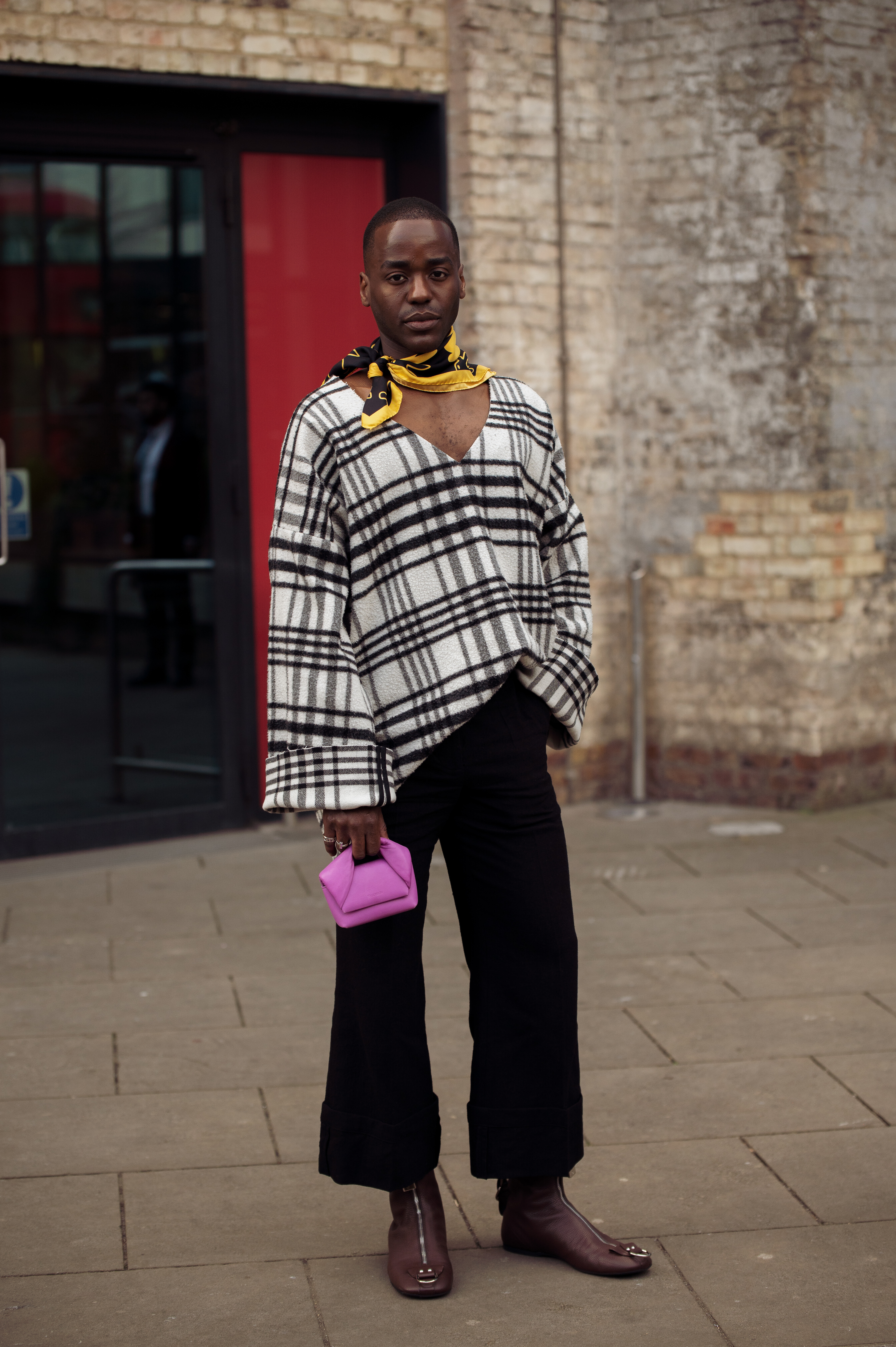 Street Style – LFW February 2023 O ator Ncuti Gatwa usando look JW Anderson na semana de moda de Londres