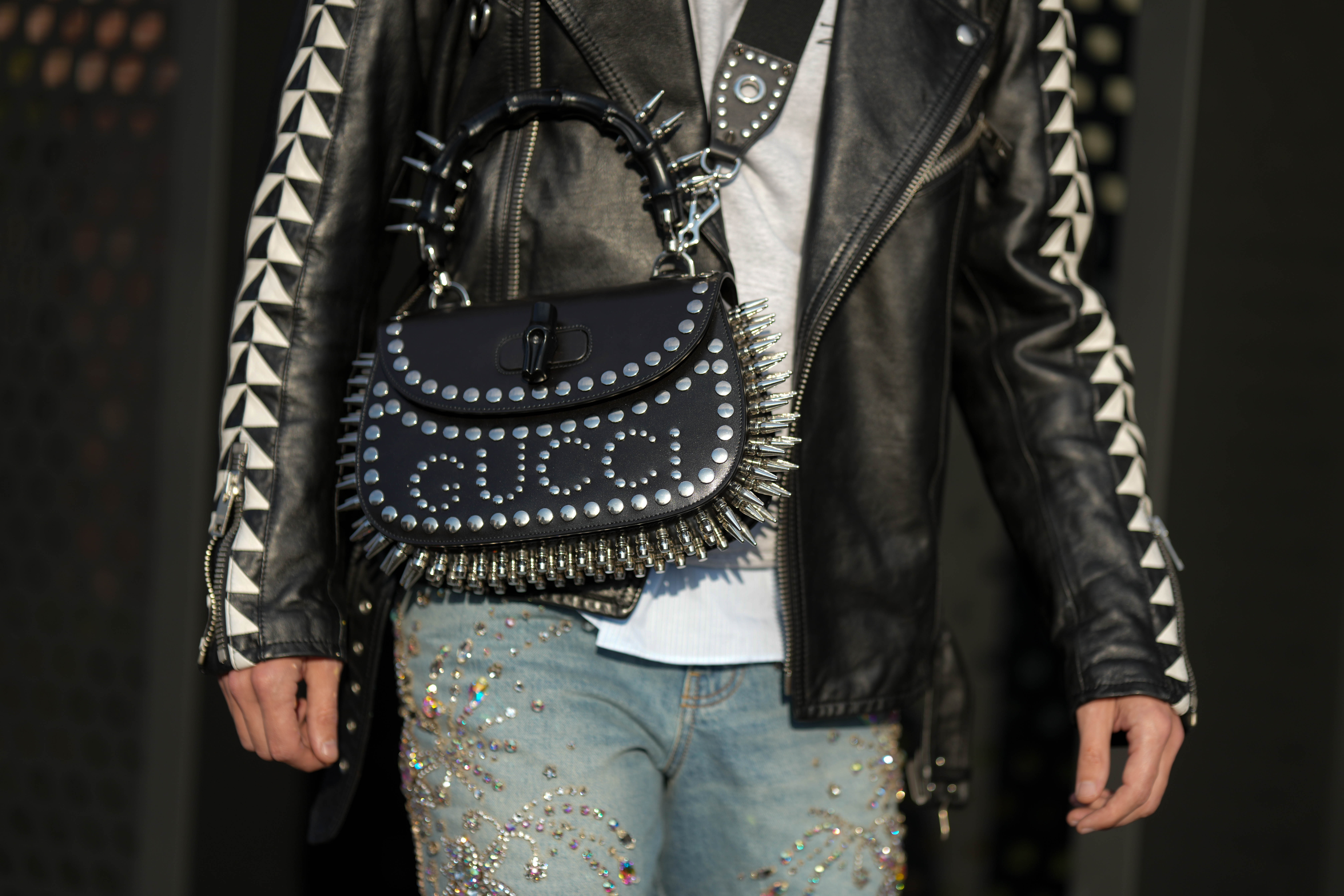 Street Style – Day 1 – Milan Menswear Fall/Winter 2023/2024 Look com bolsa da Gucci preta com spikes na semana de moda masculina de Milão em janeiro de 2023