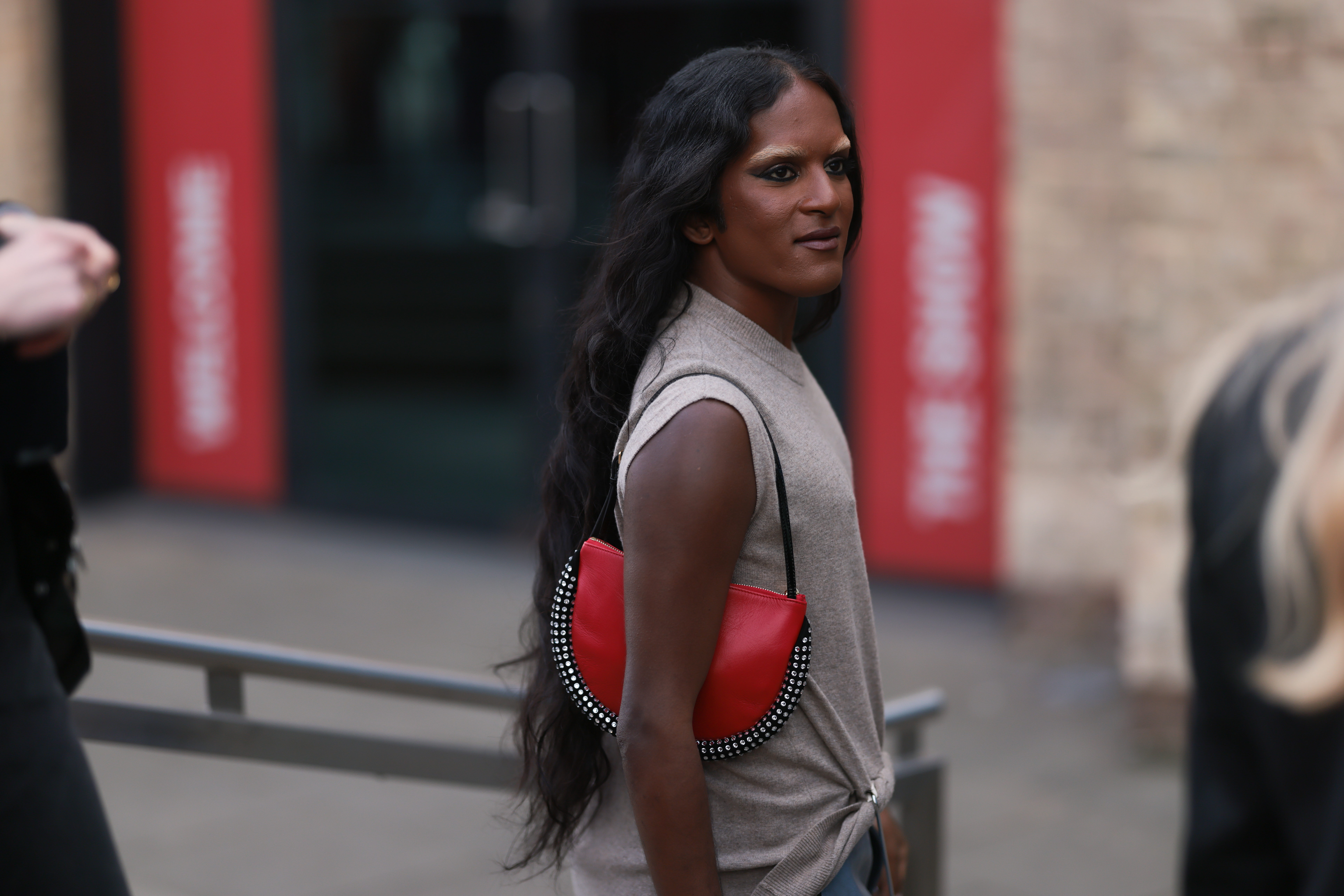 Street Style – LFW February 2023 Richie Shazam usando bolsa vermelha JW Anderson na semana de moda de Londres em fevereiro de 2023