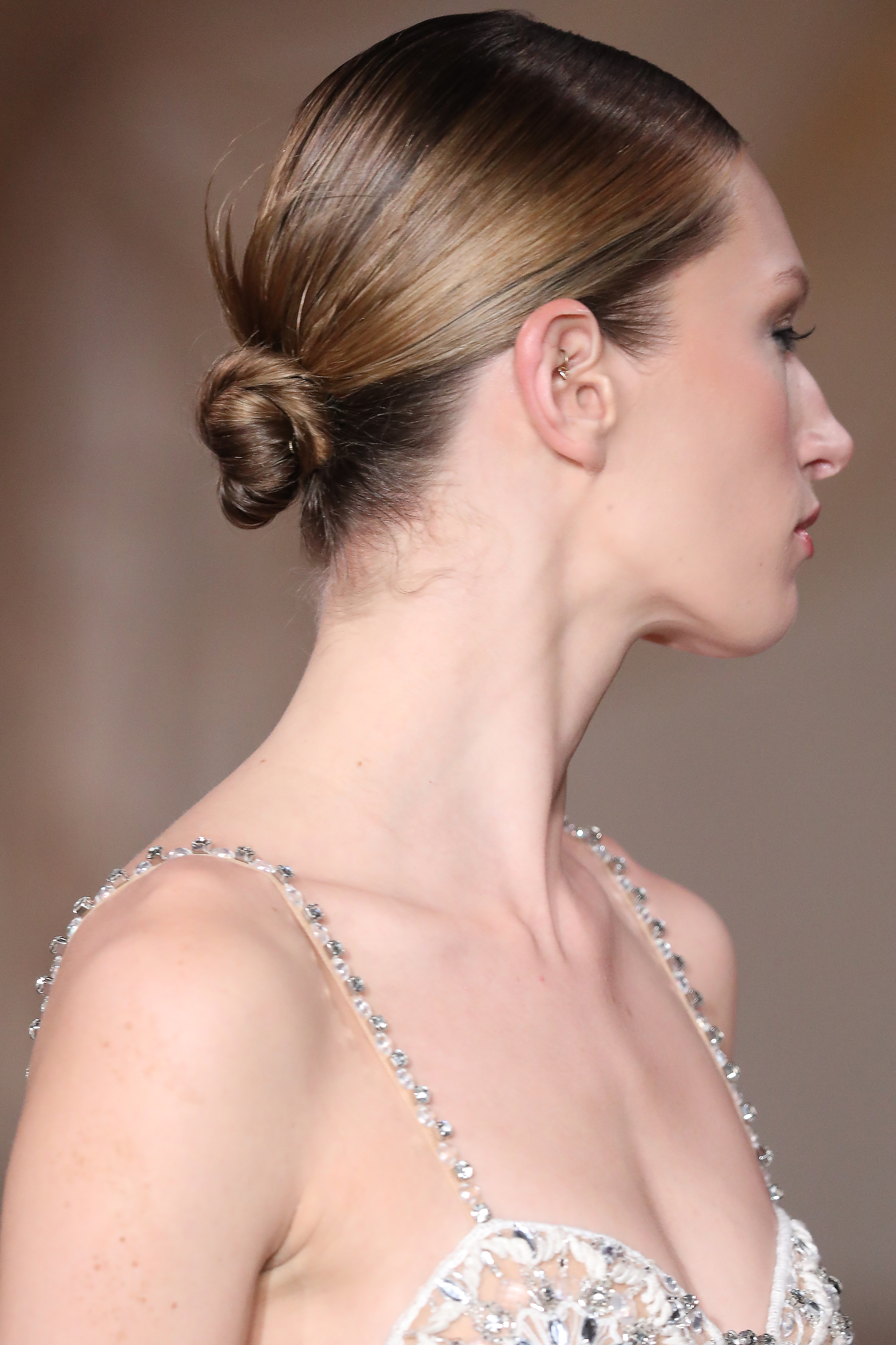 Patbo – Runway – February 2023 New York Fashion Week Desfile da Patbo na semana de moda de Nova York em fevereiro de 2023. Modelo usando cabelo preso com coque sleek hair