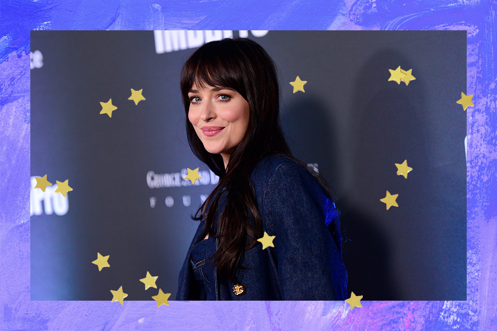 Dakota Johnson prova que looks todo jeans são versáteis e não saem de moda