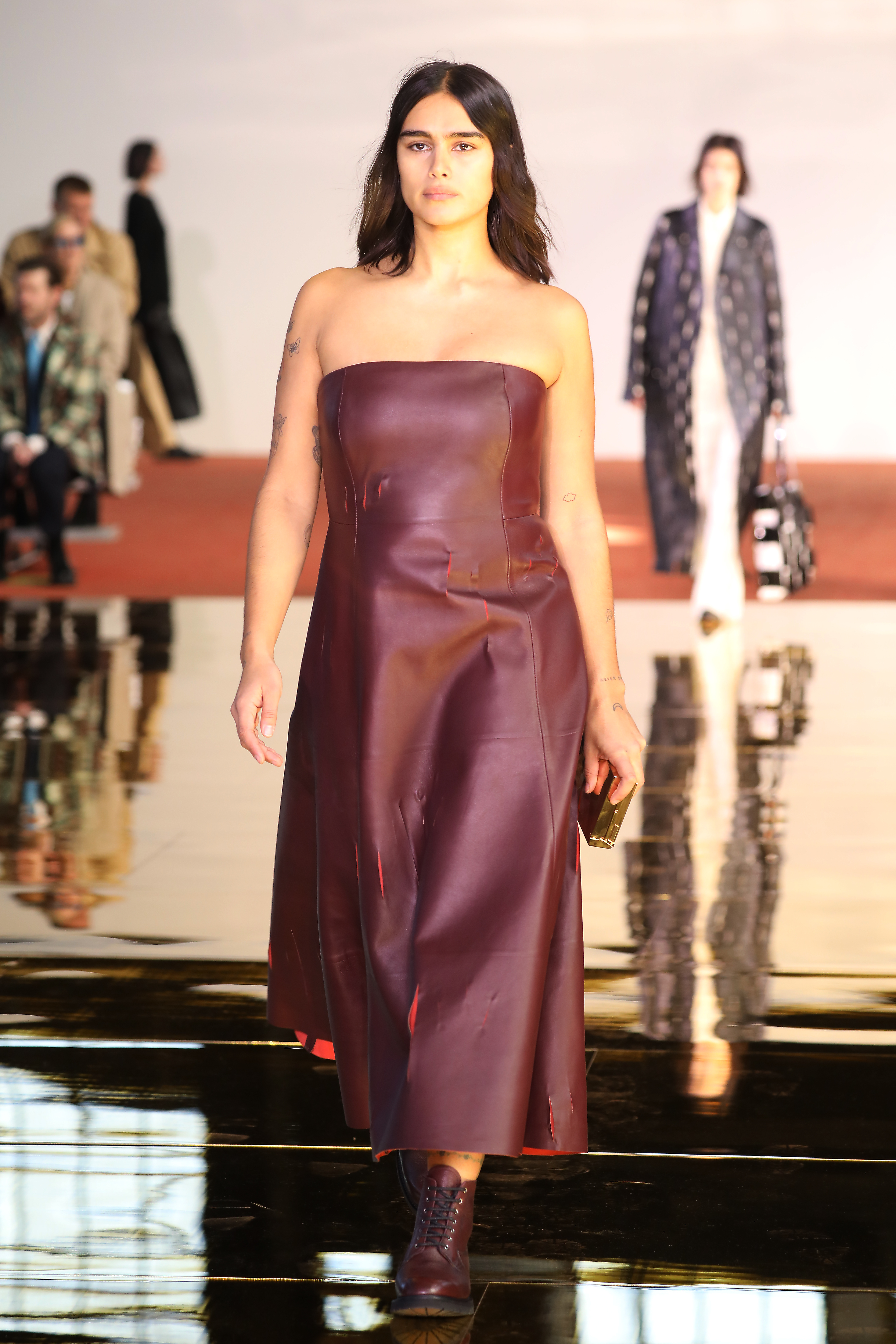 Gabriela Hearst – Runway – February 2023 New York Fashion Week Desfile da Gabriela Hearst na semana de moda de Nova York em fevereiro de 2023. Modelo usando vestido longo de couro, sem alças e na cor Viva Magenta