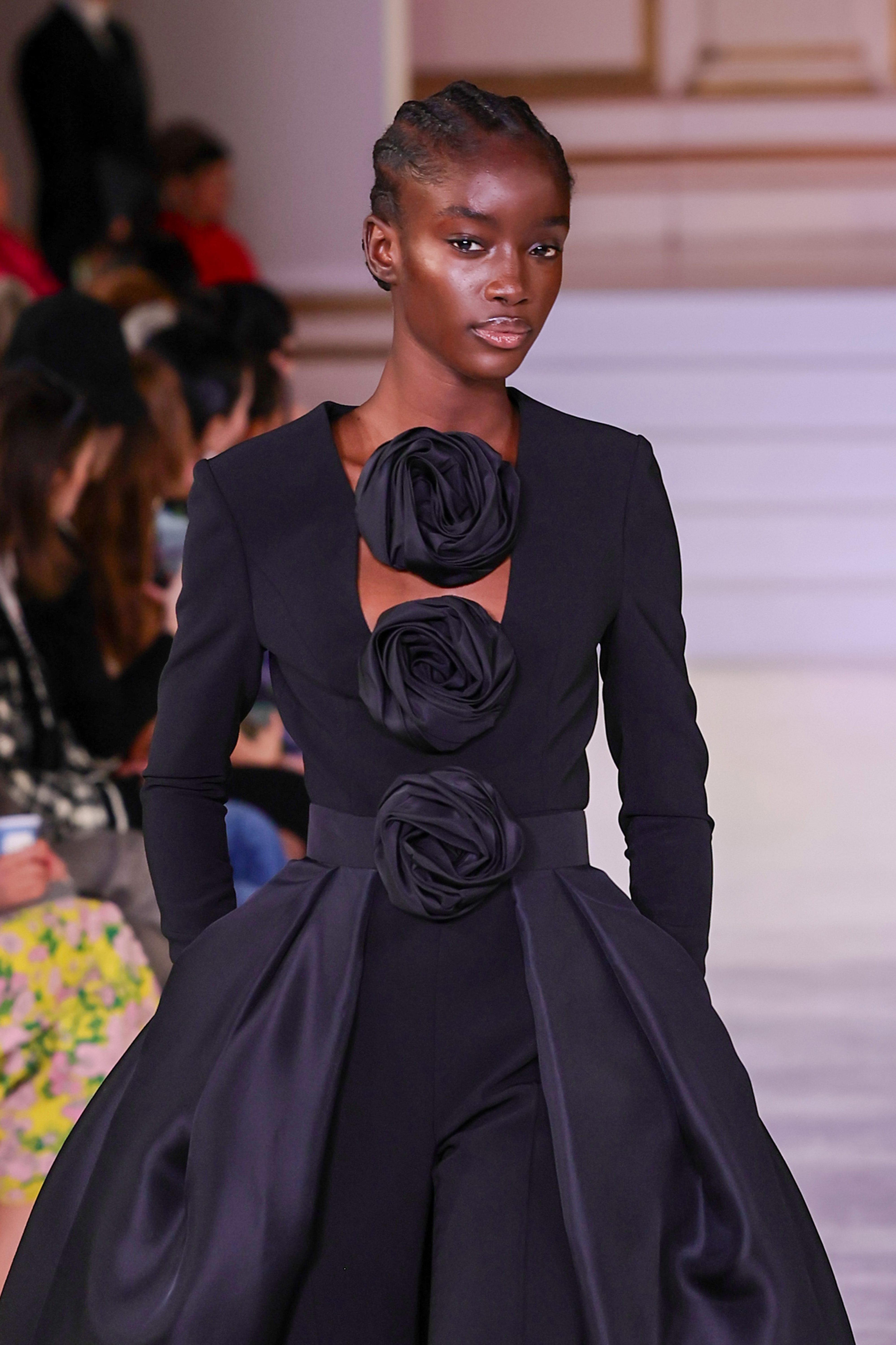 Carolina Herrera – Runway – February 2023 New York Fashion Week Desfile da Carolina Herrera na semana de moda de Nova York em fevereiro de 2023. Modelo usando vestido preto com detalhes de flores em 3D