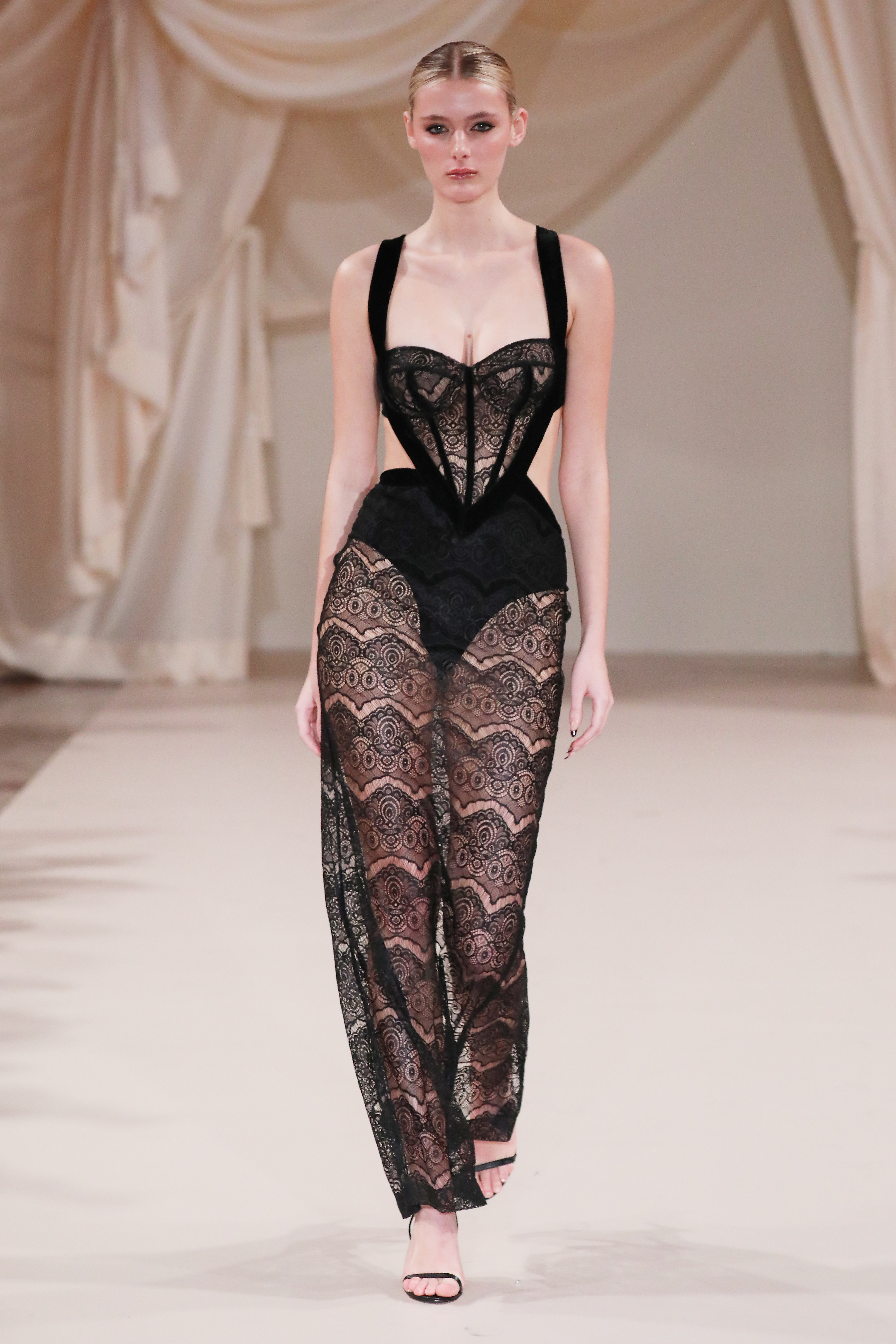 Patbo – Runway – February 2023 New York Fashion Week Desfile da Patbo na semana de moda de Nova York em fevereiro de 2023. Modelo usando look preto com renda e transparência