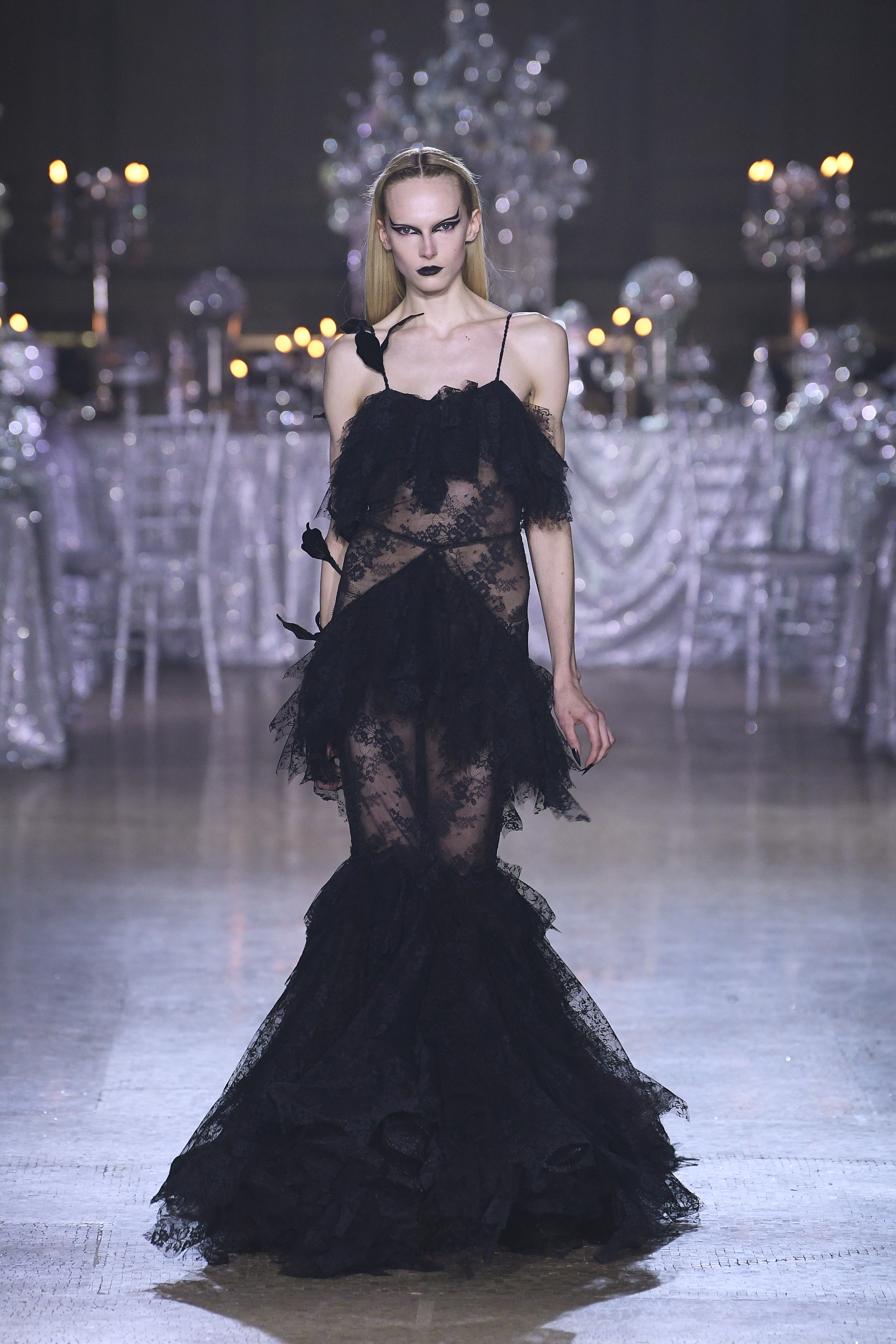 Rodarte – Fall 2023 – Runway Show Desfile de outono-inverno 2023 da Rodarte na semana de moda de Nova York. Modelo usando vestido preto de renda com transparência