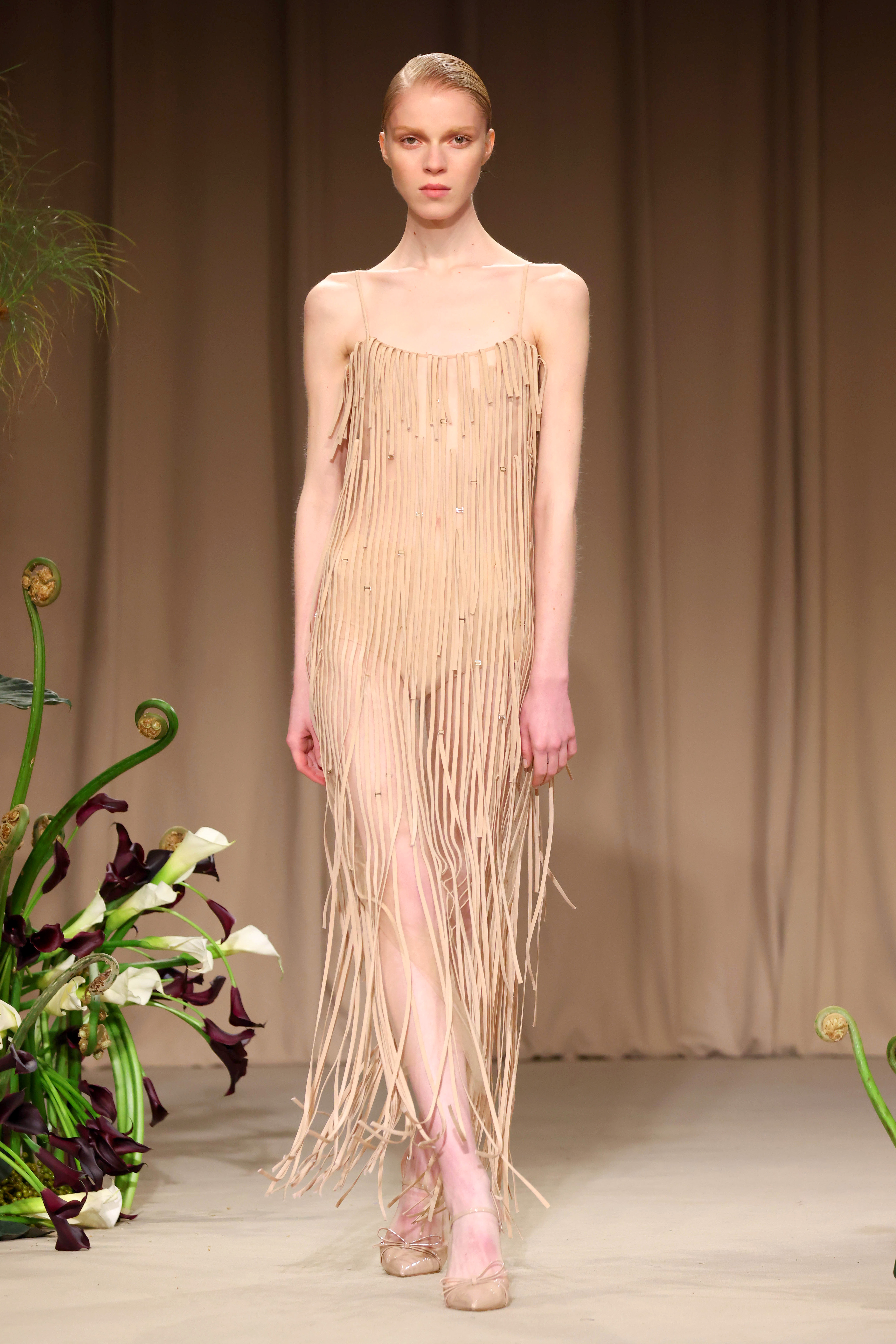 Jason Wu – Runway – February 2023 New York Fashion Week: The Shows Desfile da Jason Wu na semana de moda de Nova York em fevereiro de 2023. Modelo usando vestido bege claro longo de franjas