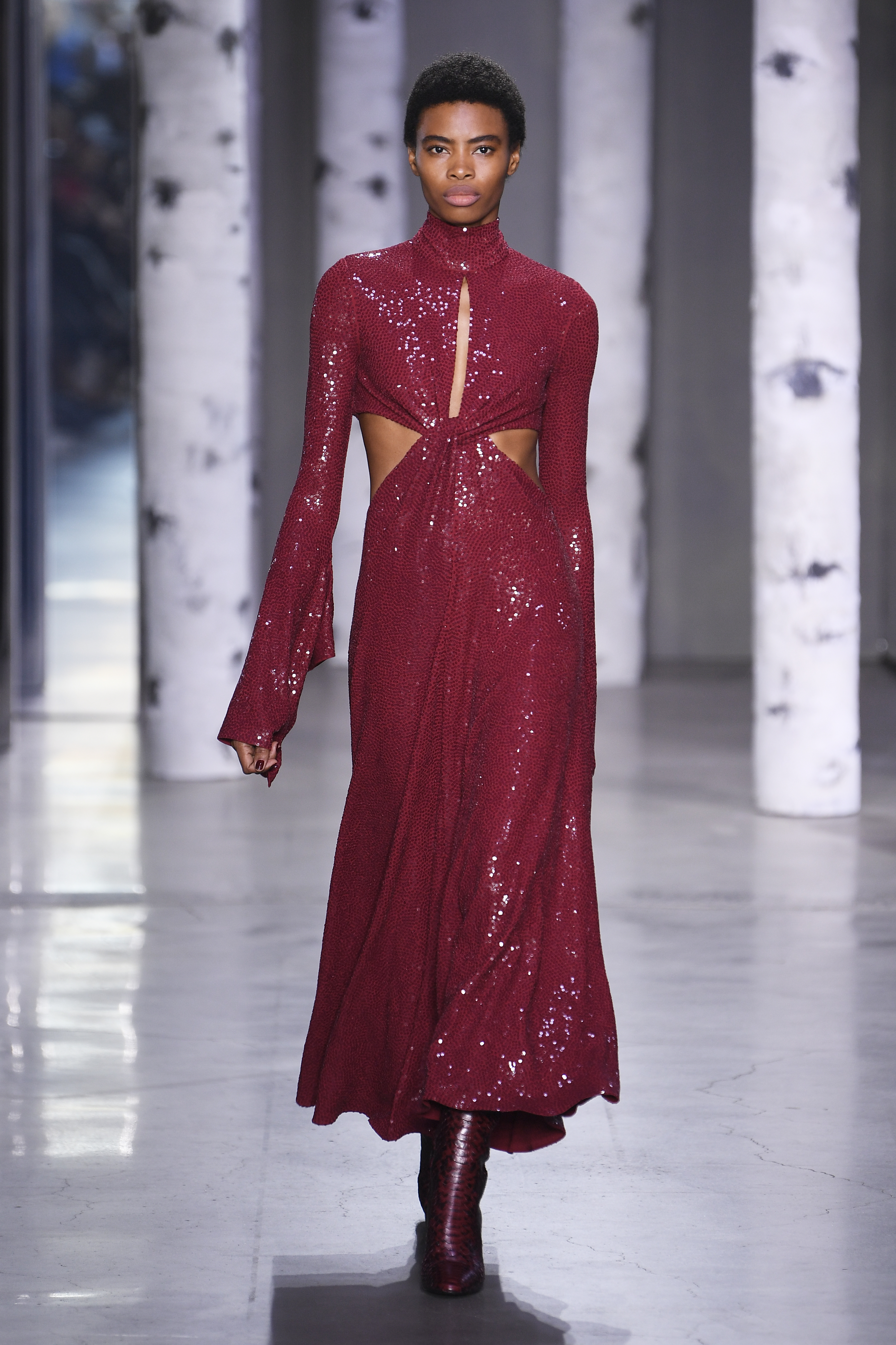 Michael Kors – Fall 2023 – RTW – Runway Desfile de outono-inverno 2023 da Michael Kors na semana de moda de Nova York. Modelo usando vestido de paetês na cor Viva Magenta