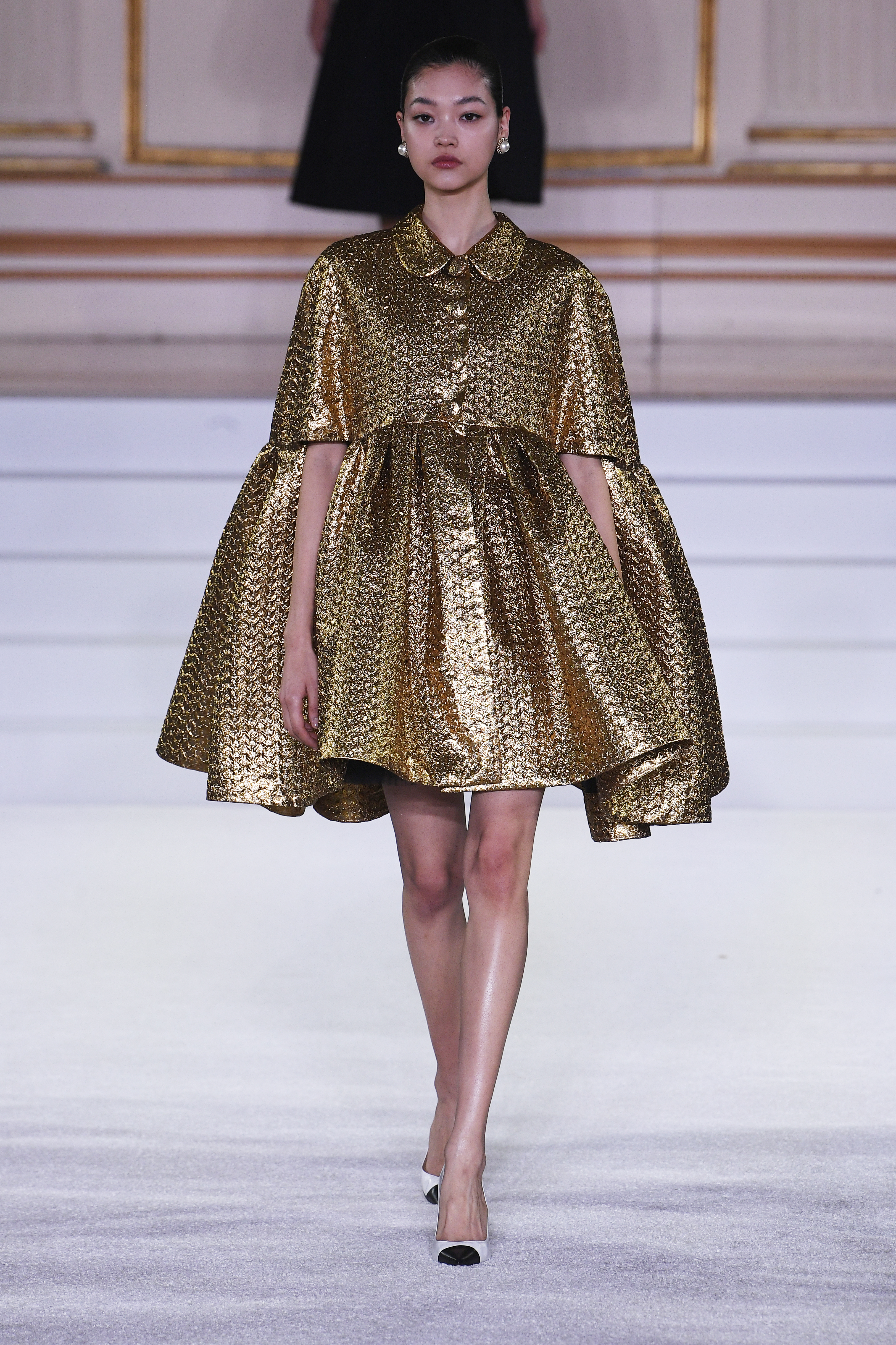 Carolina Herrera – Fall 2023 – RTW – Runway Desfile de outono-inverno 2023 da Carolina Herrera na semana de moda de Nova York. Modelo usando vestido volumoso metalizado em dourado