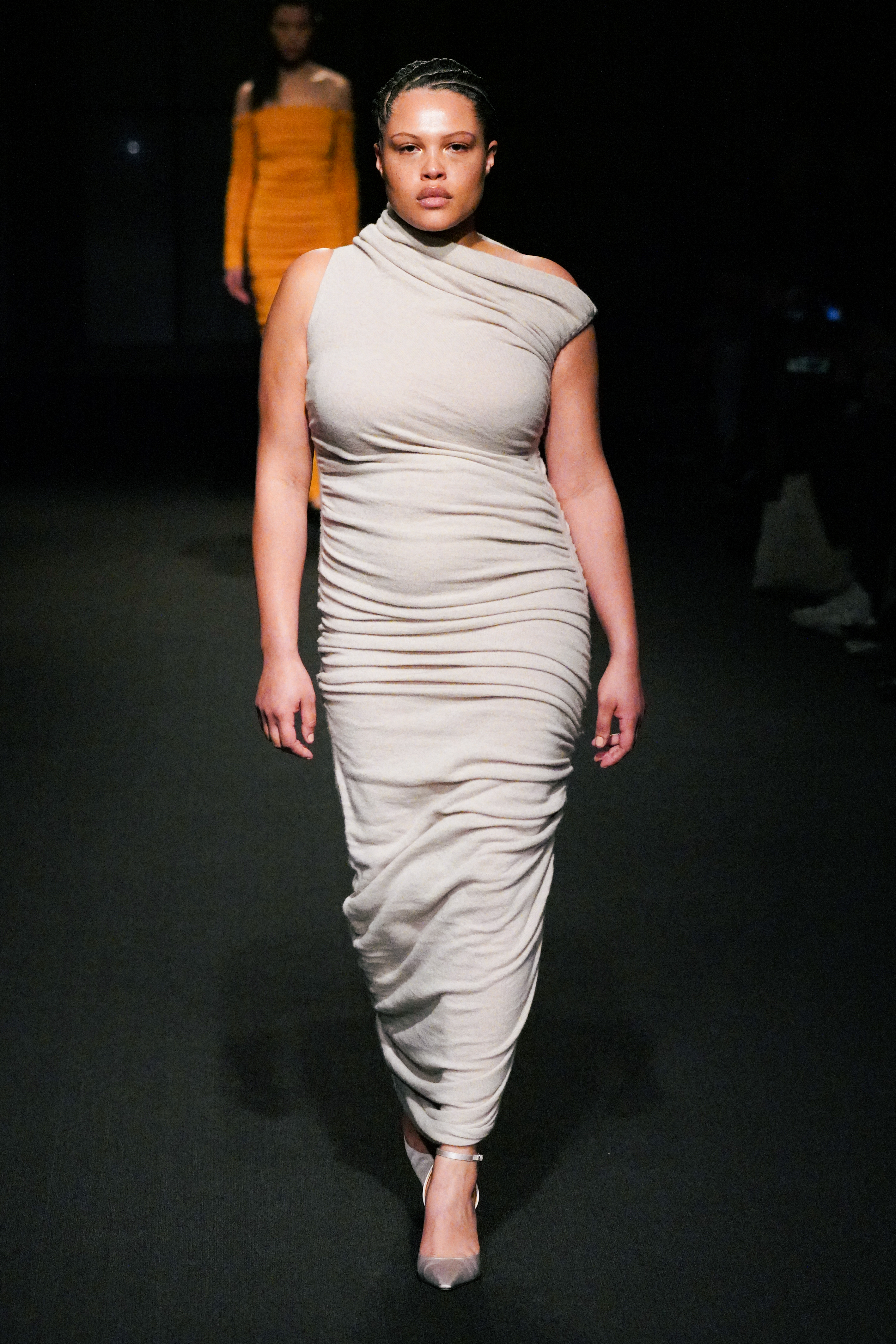 Altuzarra – Fall 2023 – RTW – Runway Desfile de outono-inverno 2023 da Altuzarra na semana de moda de Nova York. Modelo usando vestido drapeado off white longo