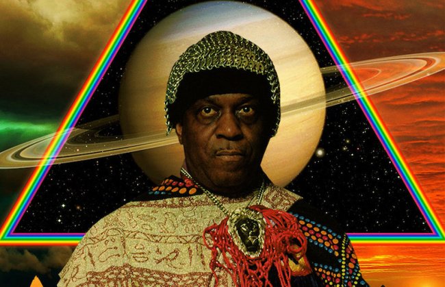 Foto de Sun Ra, o pai do Afrofuturismo. Ele é um homem negro e está sobre um tema de galáxia