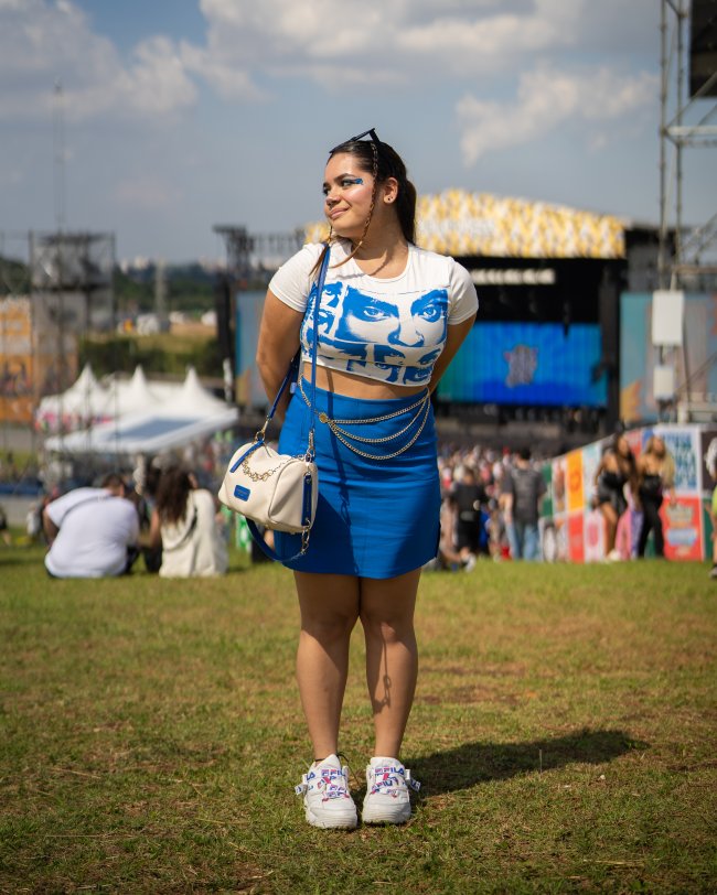 saia-colorida-look-lollapalooza Look baby tee estampada Lollapalooza 2023