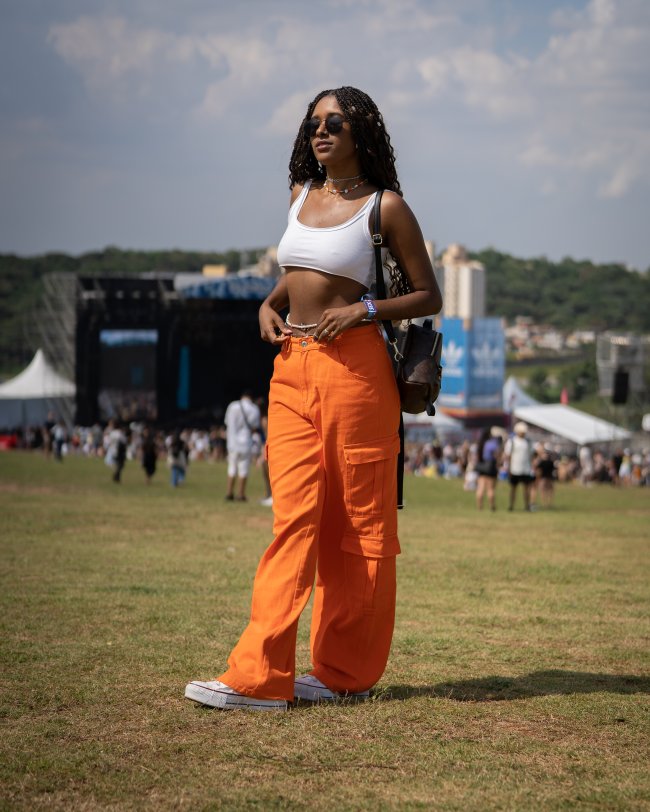 Look calça cargo colorida no Lollapalooza 2023