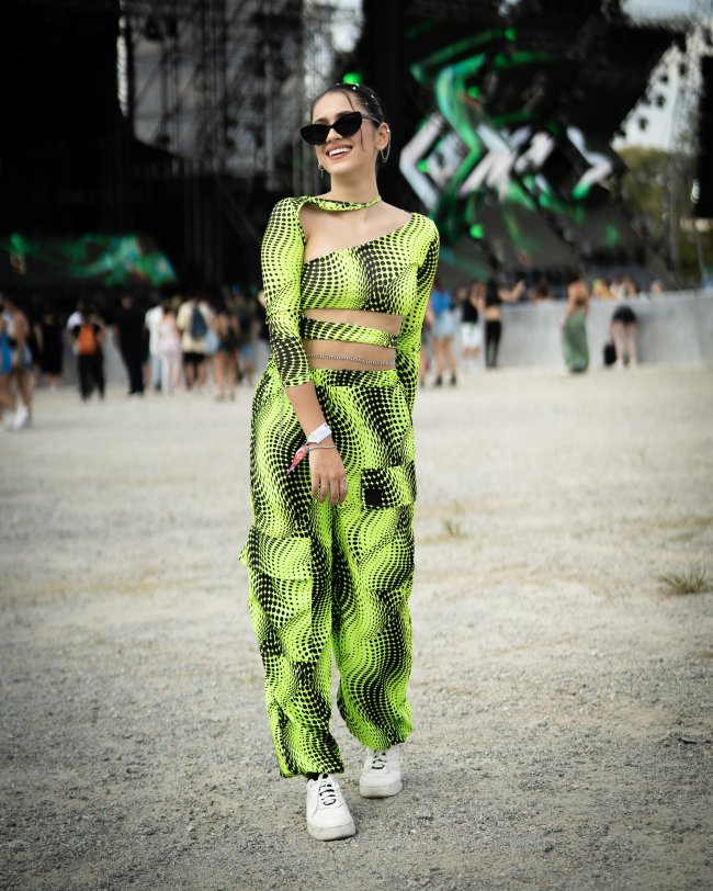 look-calca-estampada-lollapalooza23 Look calça estampada Lollapalooza 2023