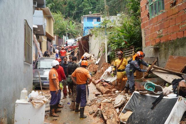 Equipe de resgate trabalha na retirada dos entulhos em locais afetados pelas fortes chuvas que atingiram o Litoral Norte