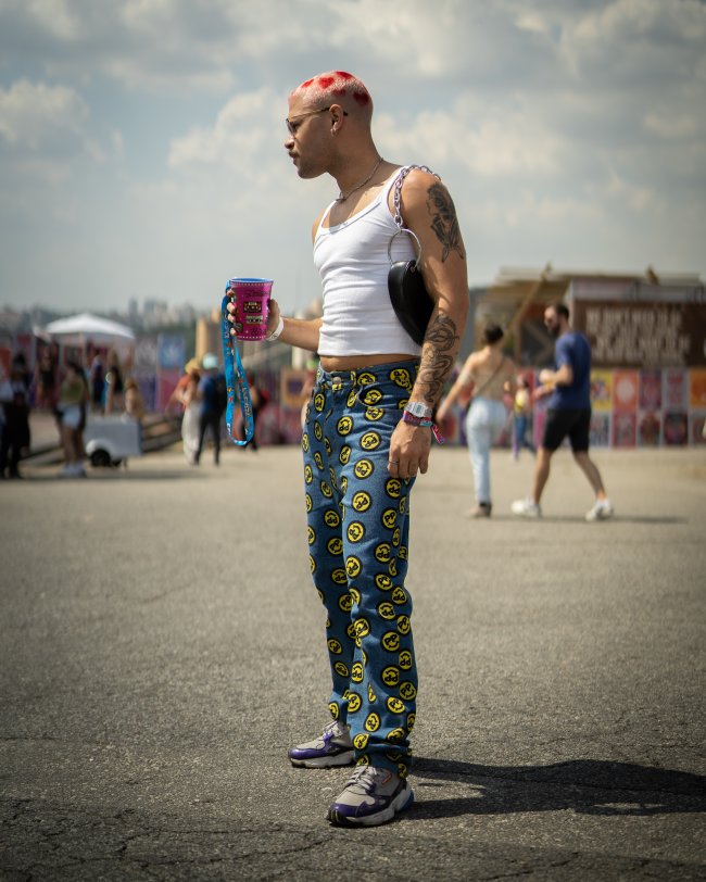 look-calca-estampada-no-lollapalooza23 Look com calça estampada e regata branca Lollapalooza 2023