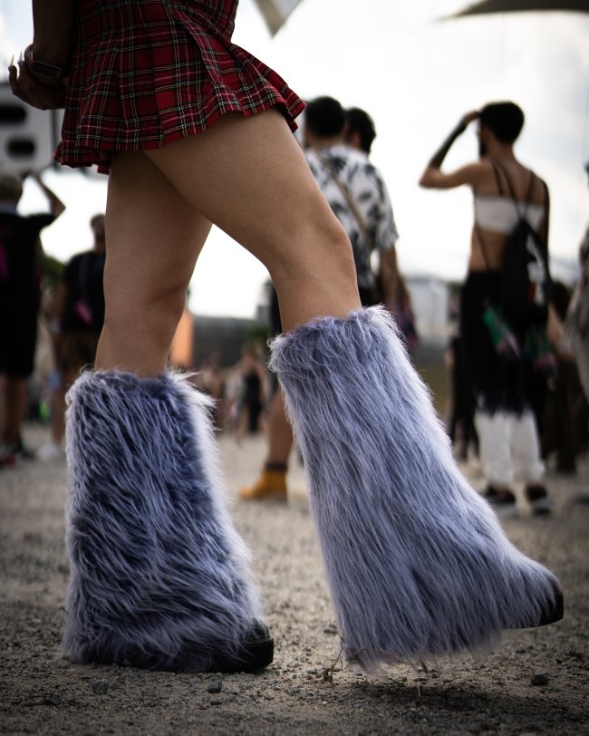 bota-de-pelinhos-roxa-lollapalooza2023 Look com bota de pelinhos roxa Lollapalooza 2023
