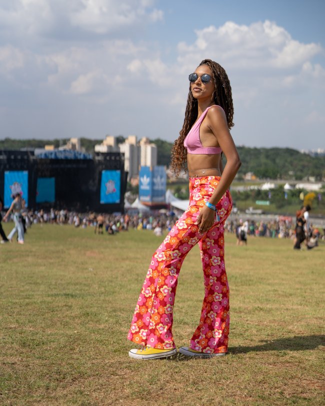 look-calca-estampada-lollapalooza23 Look calça estampada Lollapalooza 2023
