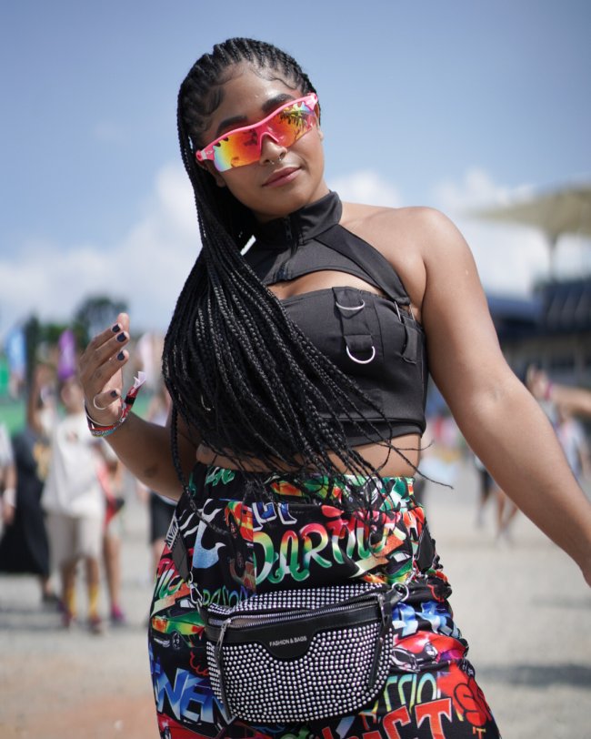 oculos-de-sol-espelhado-lollapalooza2023 Óculos de sol espelhado look Lollapalooza 2023