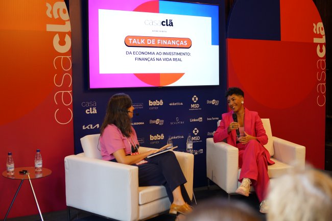 Talk sobre investimentos e finanças pessoais na Casa Clã Duas mulheres sentadas conversando