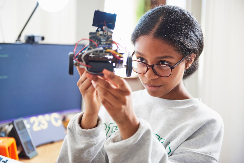 Programa online e gratuito busca conectar meninas com a tecnologia