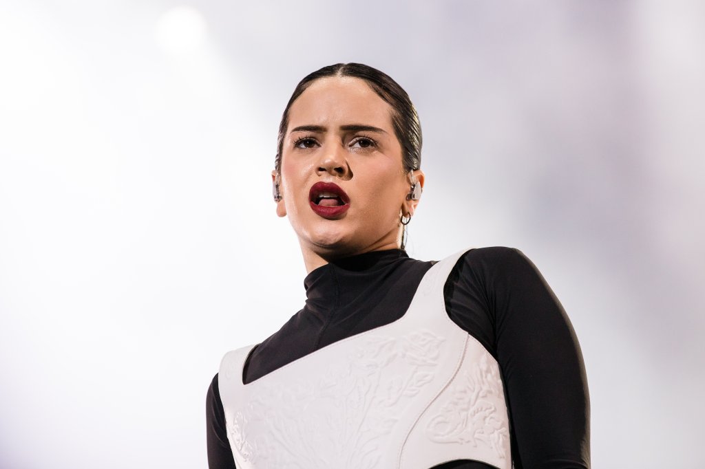 Saoko, papi! Rosalía entrega show cheio de personalidade no Lolla 2023