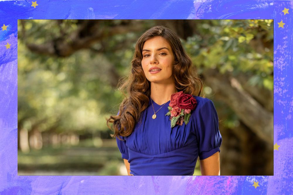 Camila Queiroz como Marê; ela está posando para foto sorrindo levemente enquanto usa um vestido azul com uma flor em uma área externa e verde; a margem é uma textura em tons de azul, roxo, branco e lilás com estrelas amarelas como decoração