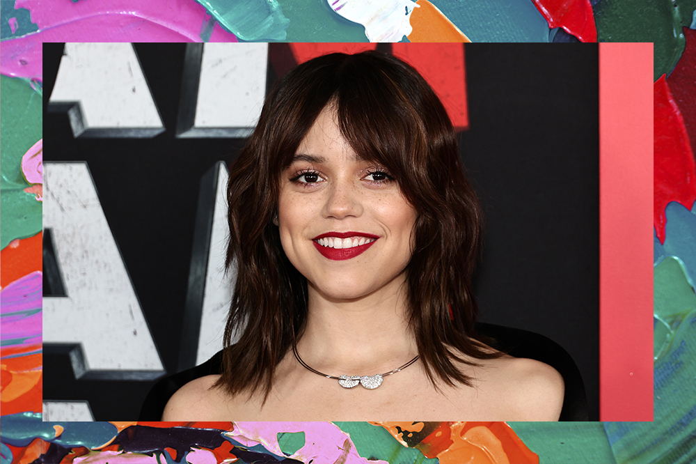 Jenna Ortega tem pequeno ~acidente~ fashion na première de Pânico 6