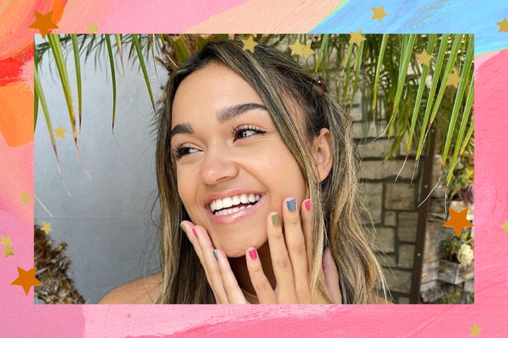 Montagem com o fundo colorido e detalhe de estrelas nas bordas com a foto da atriz Madison Bailey no centro. Na foto ela olha para o lado e sorri.
