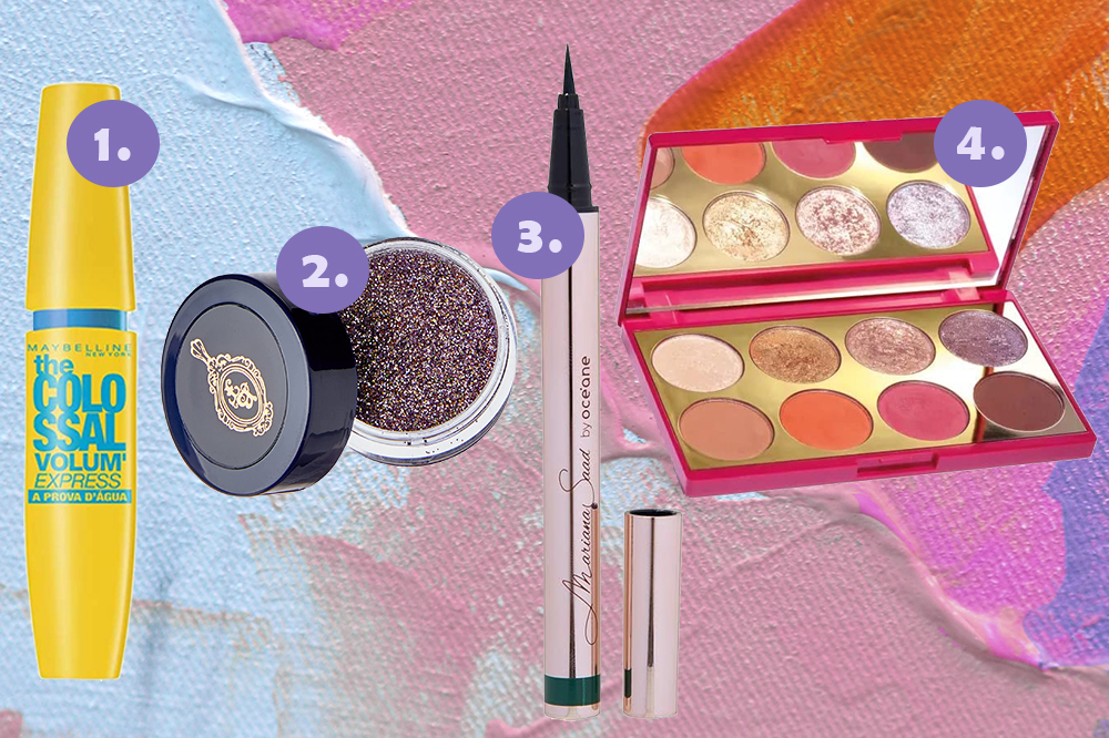 maquiagem-lollapalooza-01 Montagem em fundo azul, rosa e laranja com quatro produtos de maquiagem para usar em festival de música: máscara de cílios, glitter lilás, delineador verde e paleta de sombras