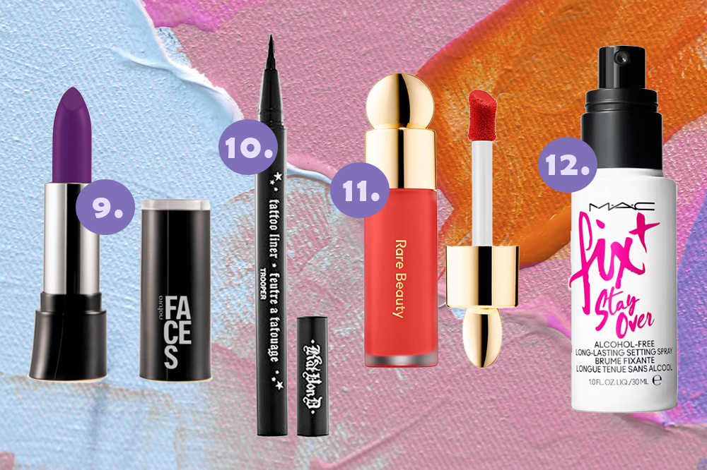 maquiagem-lollapalooza-03 Montagem em fundo azul, rosa e laranja com quatro produtos de maquiagem para usar em festival de música: batom roxo, delineador preto, blush líquido e fixador em spray