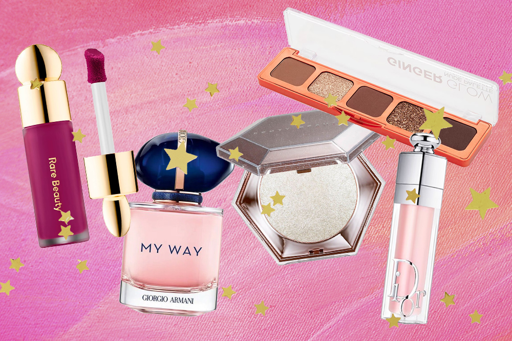 Montagem em fundo rosa com produtos de beleza em promoção na Sephora Chic Week: blush líquido, perfume, iluminador, paleta de sombras e gloss