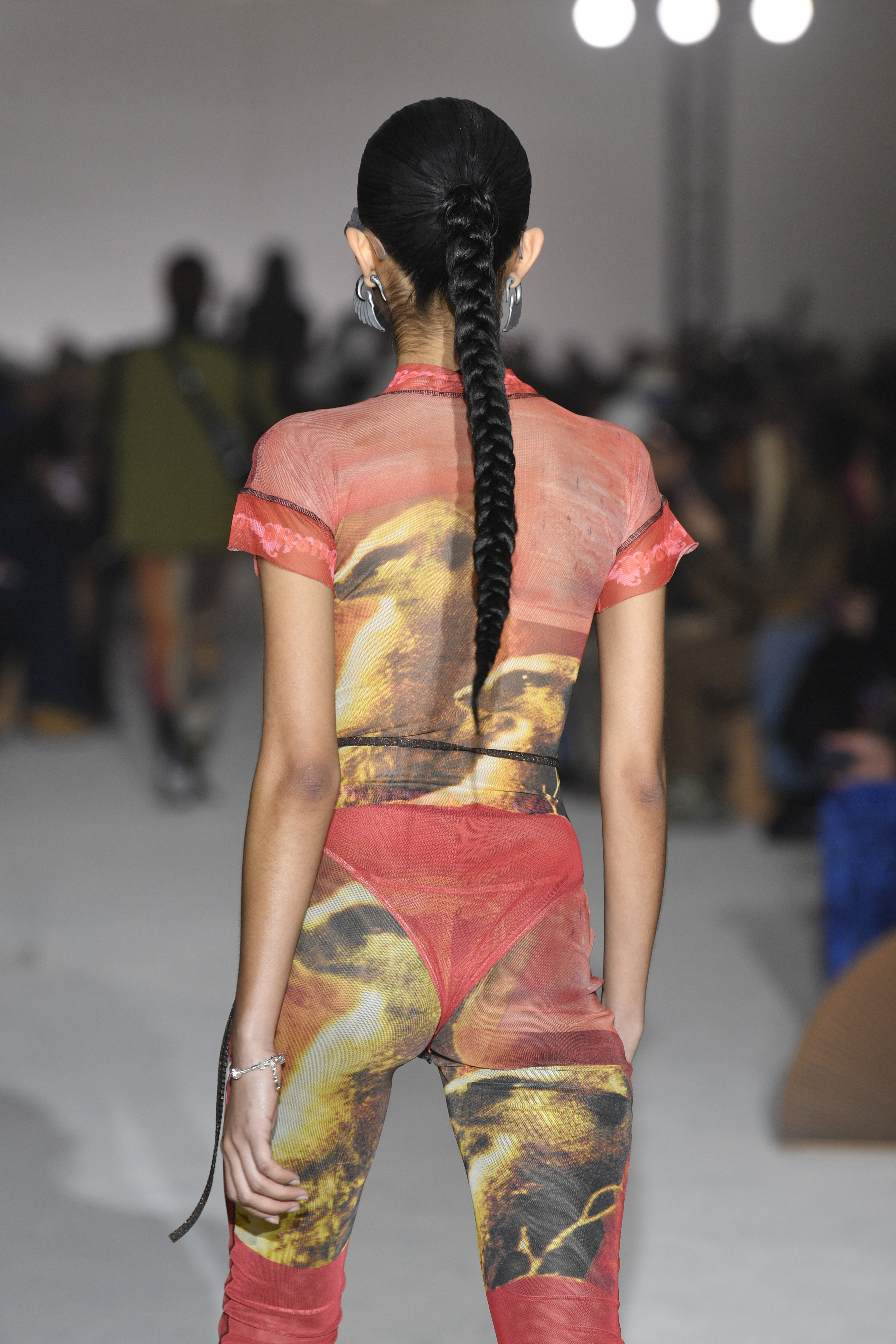 Ottolinger : Runway – Paris Fashion Week – Womenswear Fall Winter 2023-2024 Modelo de costas com trança presa em rabo de cavalo no Desfile de outono-inverno 2023-24 da Ottolinger na semana de moda de Paris